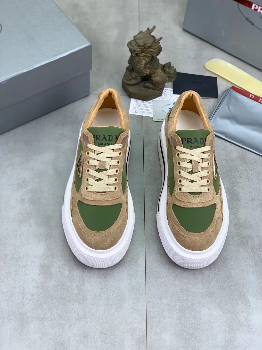 Men's shoes 💰P560💰 [New model] High version official website popular model is on the market, 🆘 Trendy brand (Prada) mainly promotes popular model, avant-garde and versatile fashionable men's shoes private version mold opening, cowhide surface splicing 1:1.. Stylish and simple, original imported cowhide lining cowhide feet; the atmosphere and personality are more fashionable, eye-catching and pursuing class. It will subvert the old idea and be a must-have for fashion trendsetters with you! Must keep it for yourself! Tall and comfortable, large and low, high-end quality workmanship. Size: 38-45; multiple colors available.